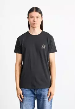 Принт на футболке CAMO LOGO Alpha Industries, черный