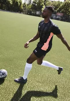 Принт на футболке CHALLENGER TRAIN Under Armour, черный