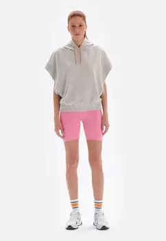 Принт на футболке DAGI, светло-серый