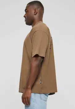 Принт на футболке GARMENT PROHIBITED, коричневый