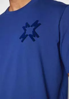 Принт на футболке MANCHESTER UNITED TEE adidas, синий