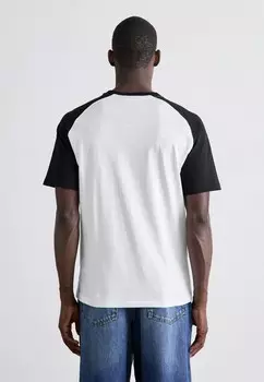 Принт на футболке MOSCHINO, белый