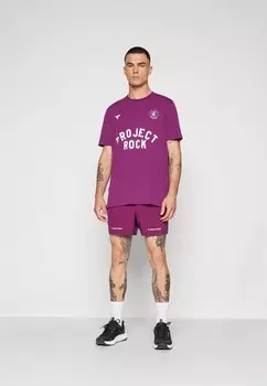 Принт на футболке Under Armour, сирень