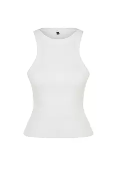 Приталенная хлопковая эластичная трикотажная майка в рубчик стандартной длины с бретелькой на шее цвета экрю Trendyol