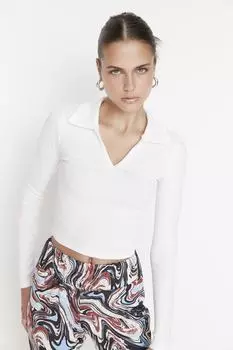 Приталенная хлопковая блузка эластичного трикотажа с воротником поло цвета экрю Trendyol