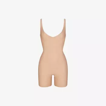 Приталенное боди из эластичного хлопка с глубоким вырезом Skims, цвет clay