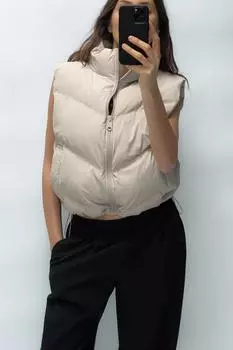 Прорезиненный короткий жилет ZARA, экрю