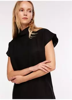 Простое черное мини-платье с высоким воротником Fabrika