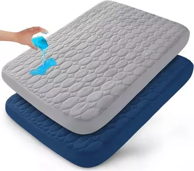 Простыни Pack and Play со стеганой водонепроницаемой защитой, 2 комплекта наматрасников Playard, совместимых с Graco Pack n Play, наматрасник подходит для детского манежа, мини-кроватка, серый и темно-синий Biloban, Gray & Navy