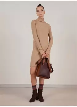 Прямое бежевое длинное женское платье с высоким воротником Yargc