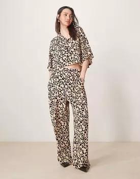Прямые брюки ASOS DESIGN с анималистичным принтом
