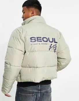 Пуховик цвета экрю с принтом на спине ASOS DESIGN