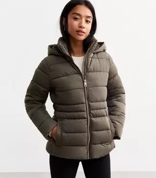 Пуховик Petite цвета хаки с капюшоном из искусственного меха New Look, хаки