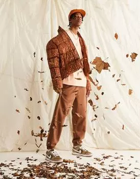 Пуховик с анималистичным принтом и камнем ASOS DESIGN
