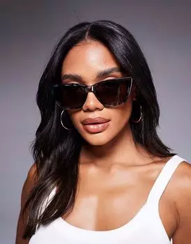 Quay диктует правила игры, ремиксуя солнцезащитные очки «кошачий глаз» в дымчато-тортовом стиле