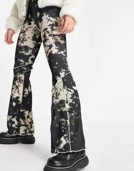 Расклешенные брюки ASOS DESIGN с принтом тай-дай и открытыми швами по краям ASOS DESIGN