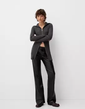 Расклешенные брюки из искусственной кожи Bershka, черный