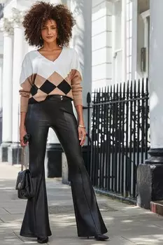 Расклешенные брюки из искусственной кожи с пуговицами Sosandar, черный