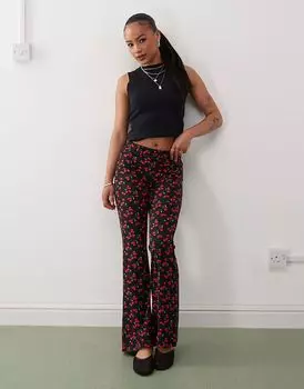 Расклешенные брюки Noisy May Petite с принтом вишни - ЧЕРНЫЕ