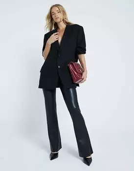 Расклешенные брюки River Island из искусственной кожи черного цвета