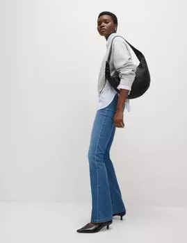 Расклешенные джеггинсы Marks & Spencer, цвет Med blue denim