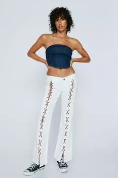 Расклешенные джинсовые джинсы Petite с разрезом спереди и решеткой Nasty Gal, белый