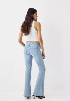 Расклешенные джинсы Bershka, светло-голубой