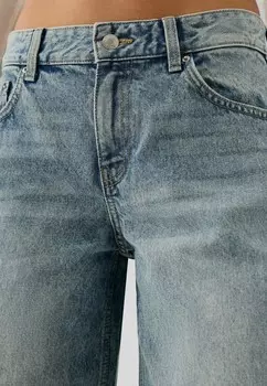 Расклешенные джинсы Bershka, светло-голубой деним