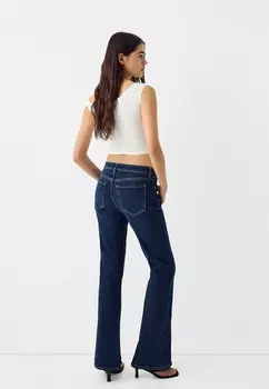 Расклешенные джинсы Bershka, темно-синий