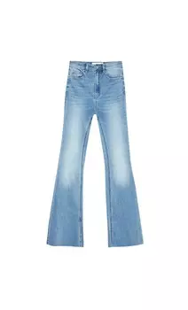 Расклешенные джинсы с разрезом по подолу Stradivarius