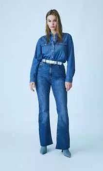 Расклешенные джинсы с разрезом Stradivarius, синий