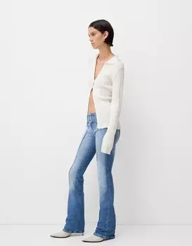 Расклешенные джинсы с ремнем Bershka, голубой