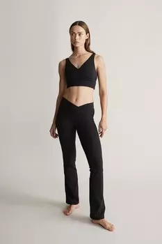 Расклешенные спортивные леггинсы из материала softmove. H&M, черный