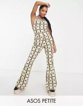 Расклешенный комбинезон с горловиной и расклешенными штанинами ASOS DESIGN Petite с геопринтом ASOS DESIGN Petite