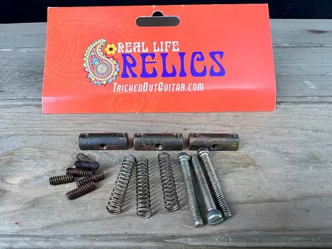 Real Life Relics Подлинные седла Fender Vintage 52 Brass Telecaster Barrel 0990843000 Real Life Relics Genuine Fender 52 Telecaster Barrel Saddles 0990843000