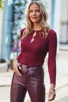 Ребристый топ с вырезами и золотистыми пуговицами Sosandar, красный