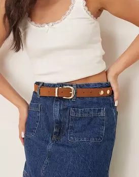 Ремень для джинсов ASOS DESIGN из искусственной замши на талии и бедрах с заклепками и наконечником коричневого цвета