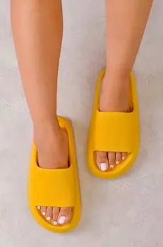 Резиновые шлепанцы с фактурной отделкой «Joanna» Where's That From, желтый