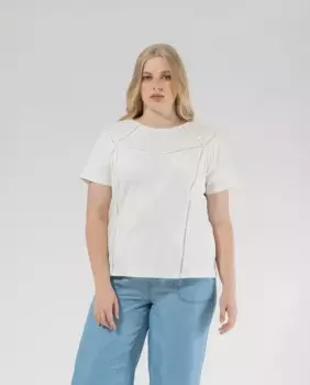 Романтичная женская футболка с вышивкой и сборками October, цвет Crudo