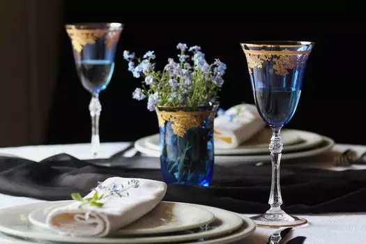 Роскошные бокалы для вина Casa Padrino в стиле барокко, набор из 6 светло-голубых / золотых 9 x В. 21,5 см - бокалы для вина с гравировкой и росписью ручной работы - аксессуары для отелей и ресторанов - качество класса люкс