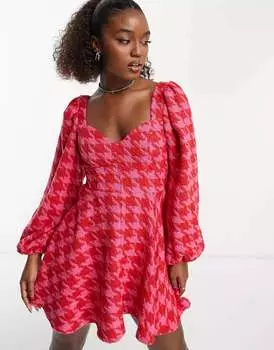 Розово-красное корсетное платье-букле ASOS