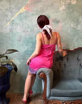 Розовое платье мини на бретелях с квадратным вырезом и сетчатым узором Labelrail x Lara Adkins