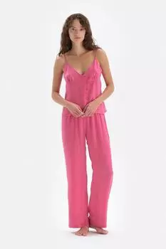 Розовый атласный пижамный комплект на пуговицах спереди с детальными бретелями сверху и разрезом снизу Dagi
