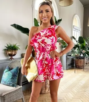 Розовый комбинезон на одно плечо с цветочным принтом AX Paris AX Paris, ярко-розовый