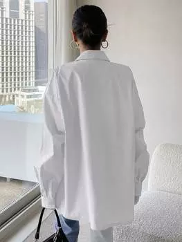 Рубашка DAZY, пуговицы спереди. Передний карман, заниженная линия плеча, белый цвет