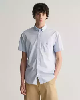 Рубашка Gant с короткими рукавами "Regular Fit Poplin Shirt, легкая, износостойкая, нетребовательная в уходе", с небольшой вышивкой логотипа на нагрудном кармане, голубой