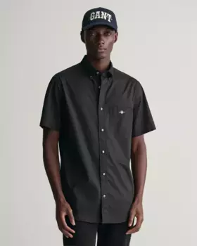 Рубашка Gant с короткими рукавами "Regular Fit Poplin Shirt, легкая, износостойкая, нетребовательная в уходе", с небольшой вышивкой логотипа на нагрудном кармане, черный