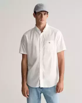 Рубашка Gant с короткими рукавами "Regular Fit Poplin Shirt, легкая, износостойкая, нетребовательная в уходе", с небольшой вышивкой логотипа на нагрудном кармане, белый
