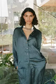 Рубашка из атласа с эффектом мятки ZARA, бензиновый синий