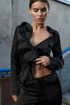 Рубашка из атласа с оборками ZARA, черный